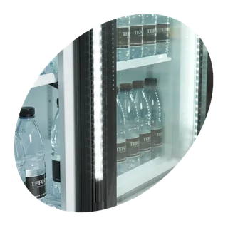 Getränkekühlschrank mit 3 Glastüren 825 Liter