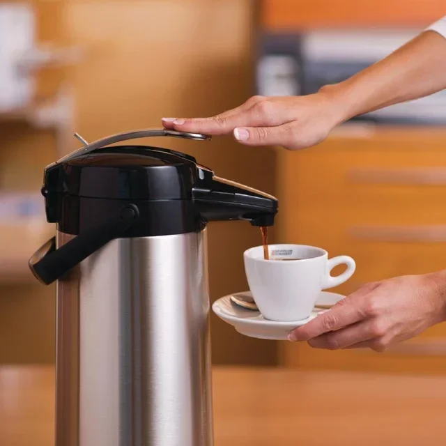 Metallisierter schwarzer Pumpkrug 2,2 L