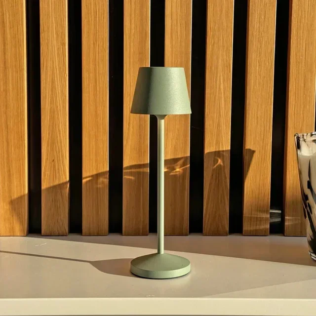 Lámpara de Mesita de Noche Táctil LED Emily Olive con Estación de Carga Integrada - Pack de 9 Unidades