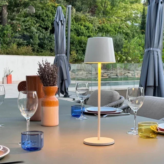 Lampada da Comodino Touch LED Kelly White con Stazione di Ricarica Integrata - Confezione da 6 Unità