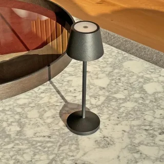 Lámpara de Mesita de Noche Táctil LED Emily Negra con Estación de Carga Integrada - Pack de 9 Unidades