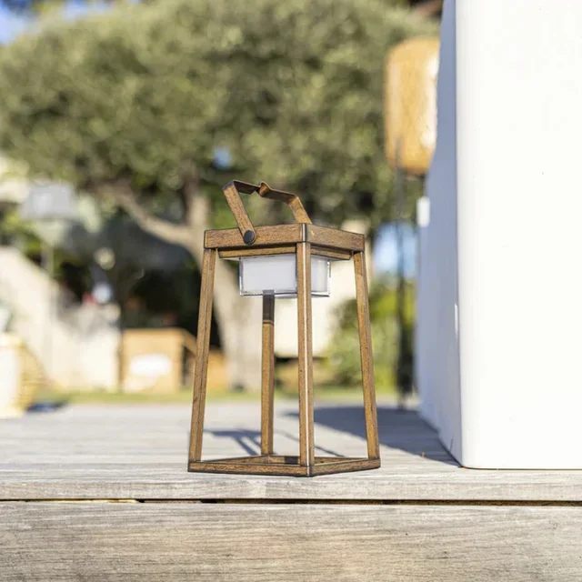 Verona Aluminum Solar Lantern - Autonomous Outdoor Lighting