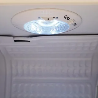 Vitrine Refrigerada de Balcão Branca - 1 Porta - 88 L